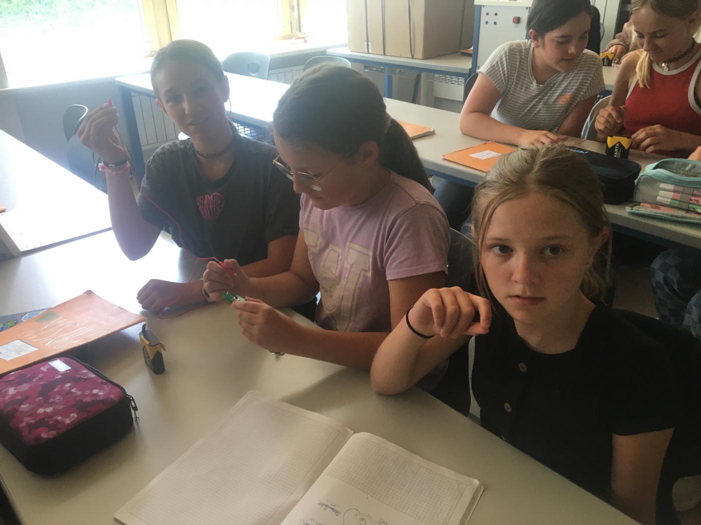 Schülerinnen bauen eine Stromkreis