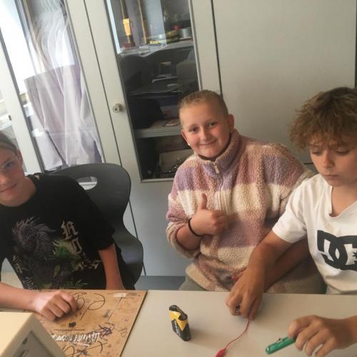 Schülerinnen bauen eine Stromkreis