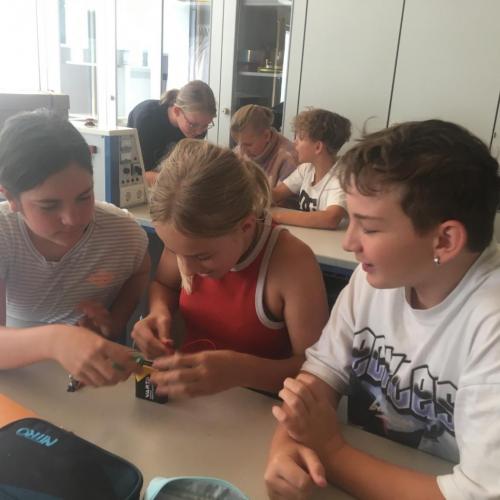 Schülerinnen bauen eine Stromkreis