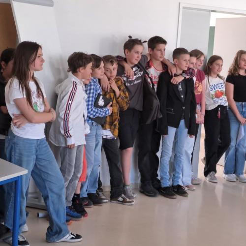Schüler*innen der 1. Klassen, die eine Second Hand Modenschau organisiert haben.