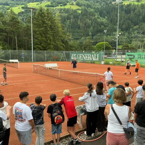 Menschen spielen Fußballtennis
