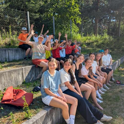 Kinder der 2b Klasse mit ihren KVs