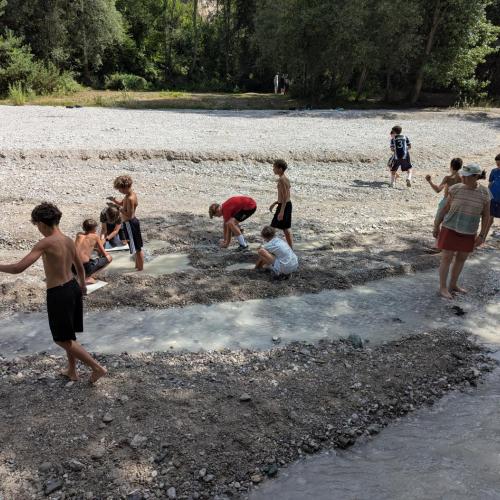 Kinder beim Stamser Wasserfall