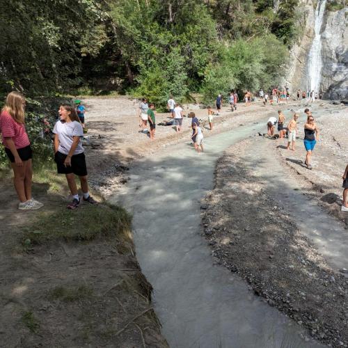 Kinder beim Stamser Wasserfall