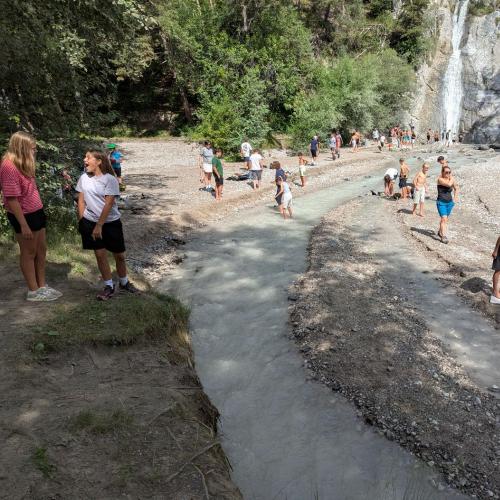 Kinder beim Stamser Wasserfall
