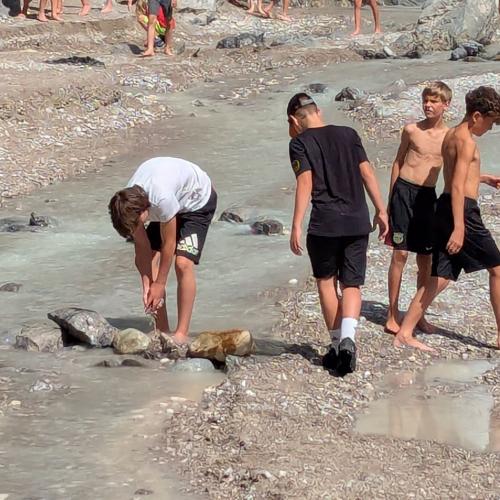 Kinder beim Stamser Wasserfall