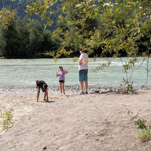 Kinder beim Stamser Wasserfall