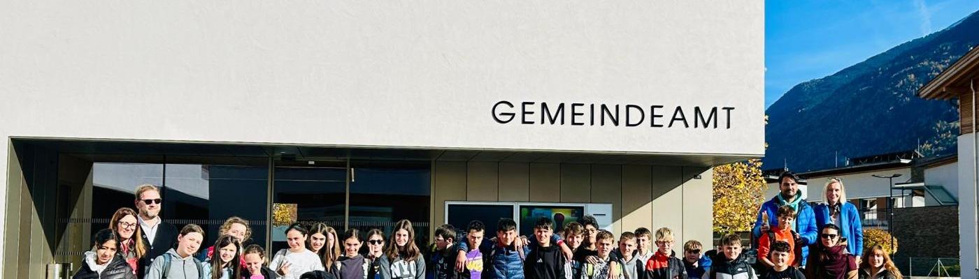 Schüler vor dem Gemeindeamt