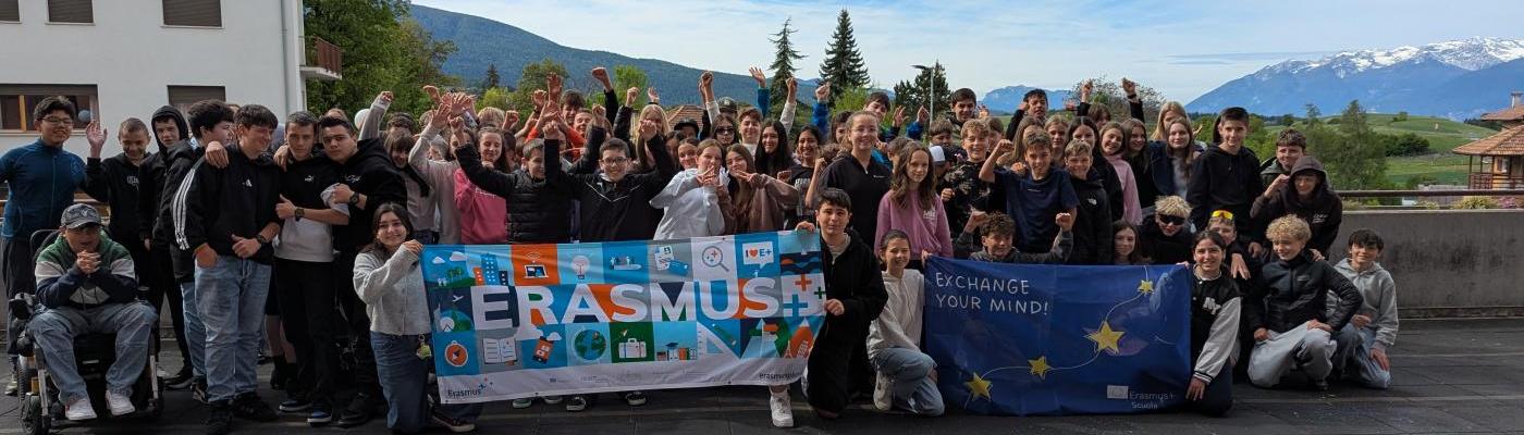 Schüler:innen mit Erasmus Fahne
