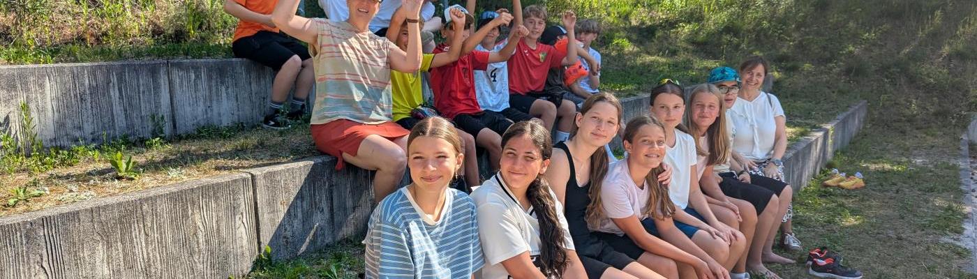 Kinder der 2b Klasse mit ihren KVs