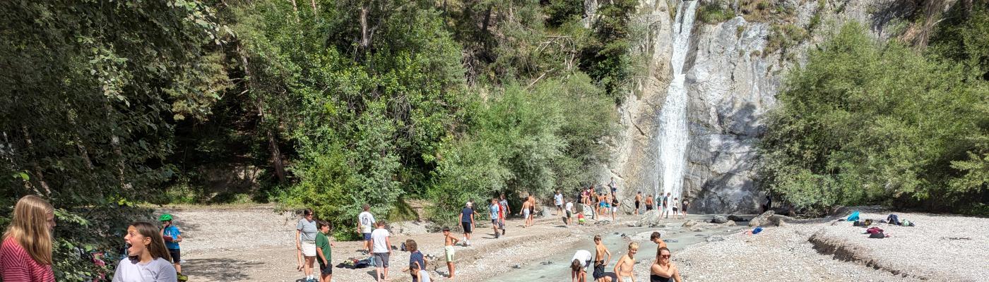 Kinder beim Stamser Wasserfall