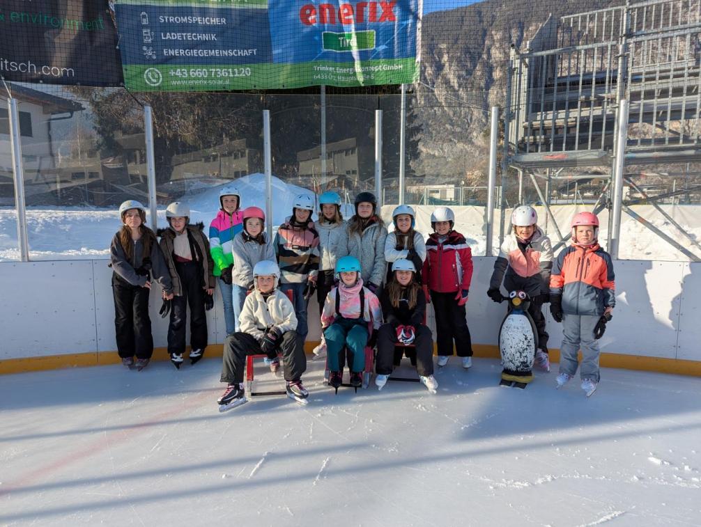 Die Mädchen der 1a und 1b Klasse posieren auf dem Eislaufplatz in Silz.
