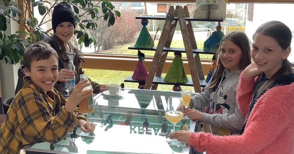 2 Mädchen und 2 Jungs der 1. Klassen posieren als Models für unseren Second Love Shop