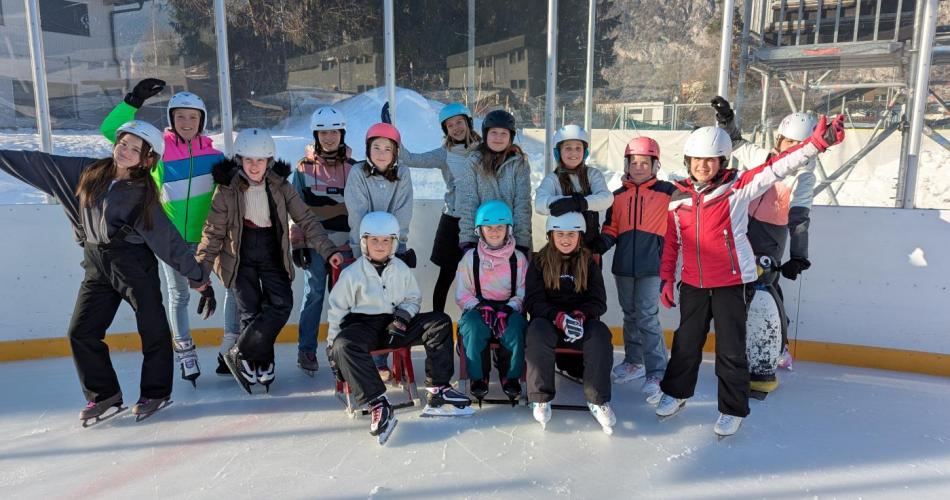 Die Mädchen der 1a und 1b Klasse posieren auf dem Eislaufplatz in Silz.