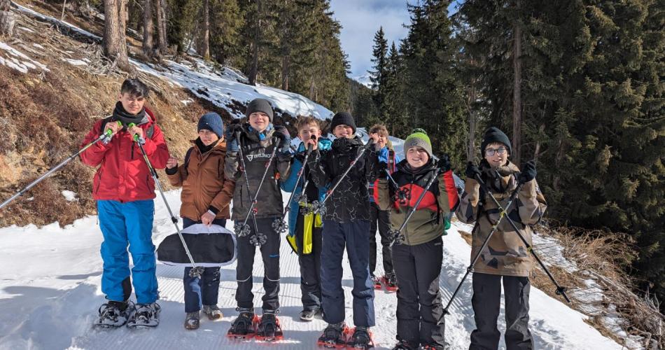 Eine Gruppe von Schülern beim Schneeschuhwandern am Sattele
