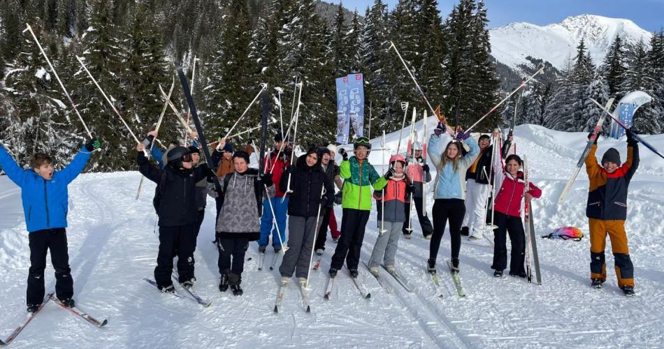 Eine Gruppe Langläufer auf der Loipe in Ochsengarten