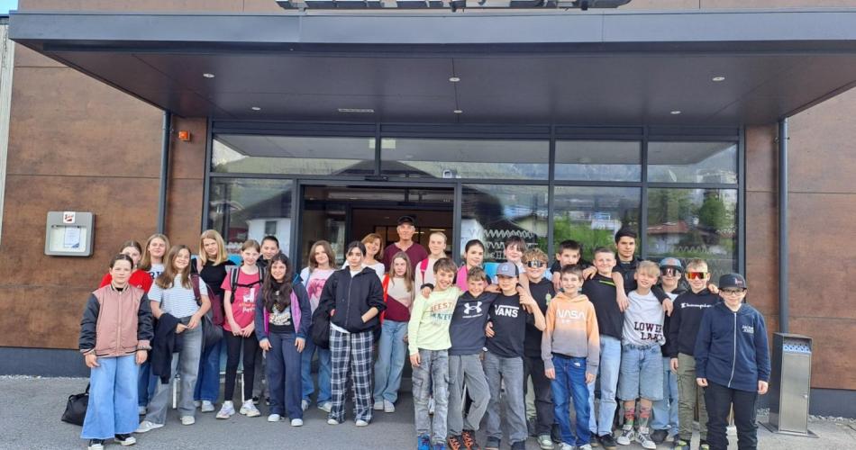 Schüler:innen der beiden ersten Klassen vor dem Schwimbad Telfs