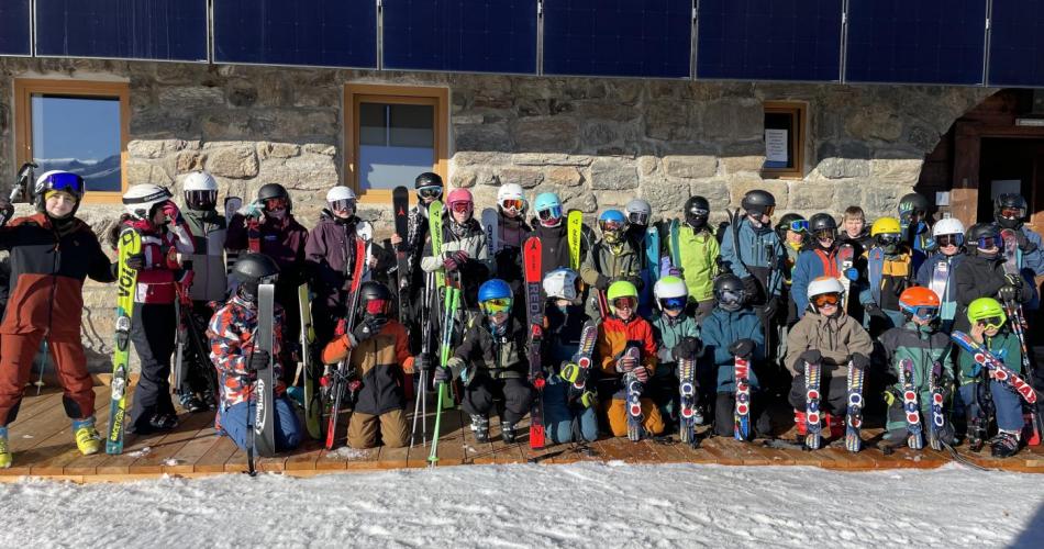 Die Schüler:innen der 2. Klassen posieren für das Foto vor dem Kölner Haus in Serfaus.