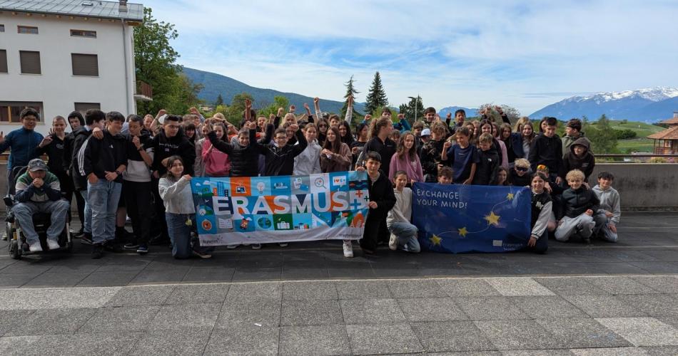 Die 2. Klassen und die Klassen unserer Partnerschule mit der Erasmus Fahne